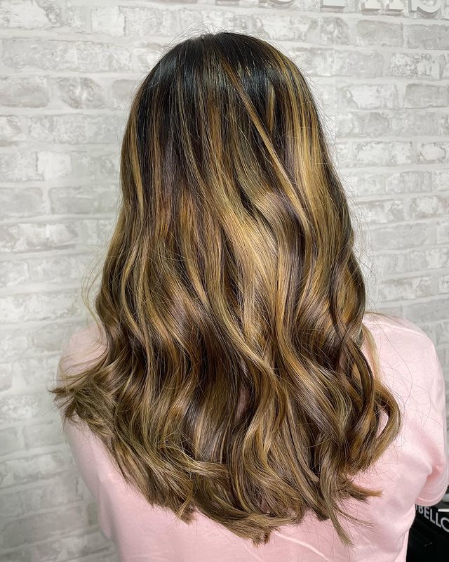 Balayage caramelo y morena iluminada en peluquería de Gràcia