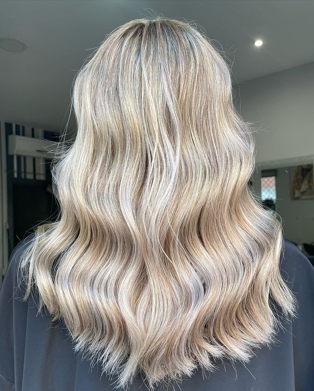 Balayage rubio natural realizado en Studio Havana Barcelona